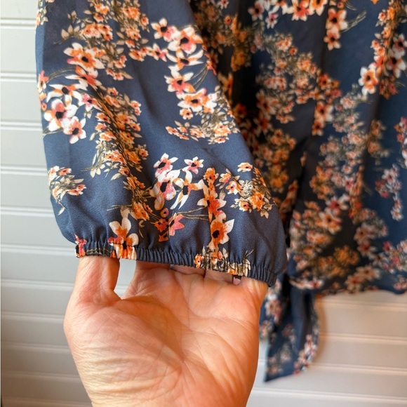 West Kei blue floral top. Size M - Picture 4 of 8